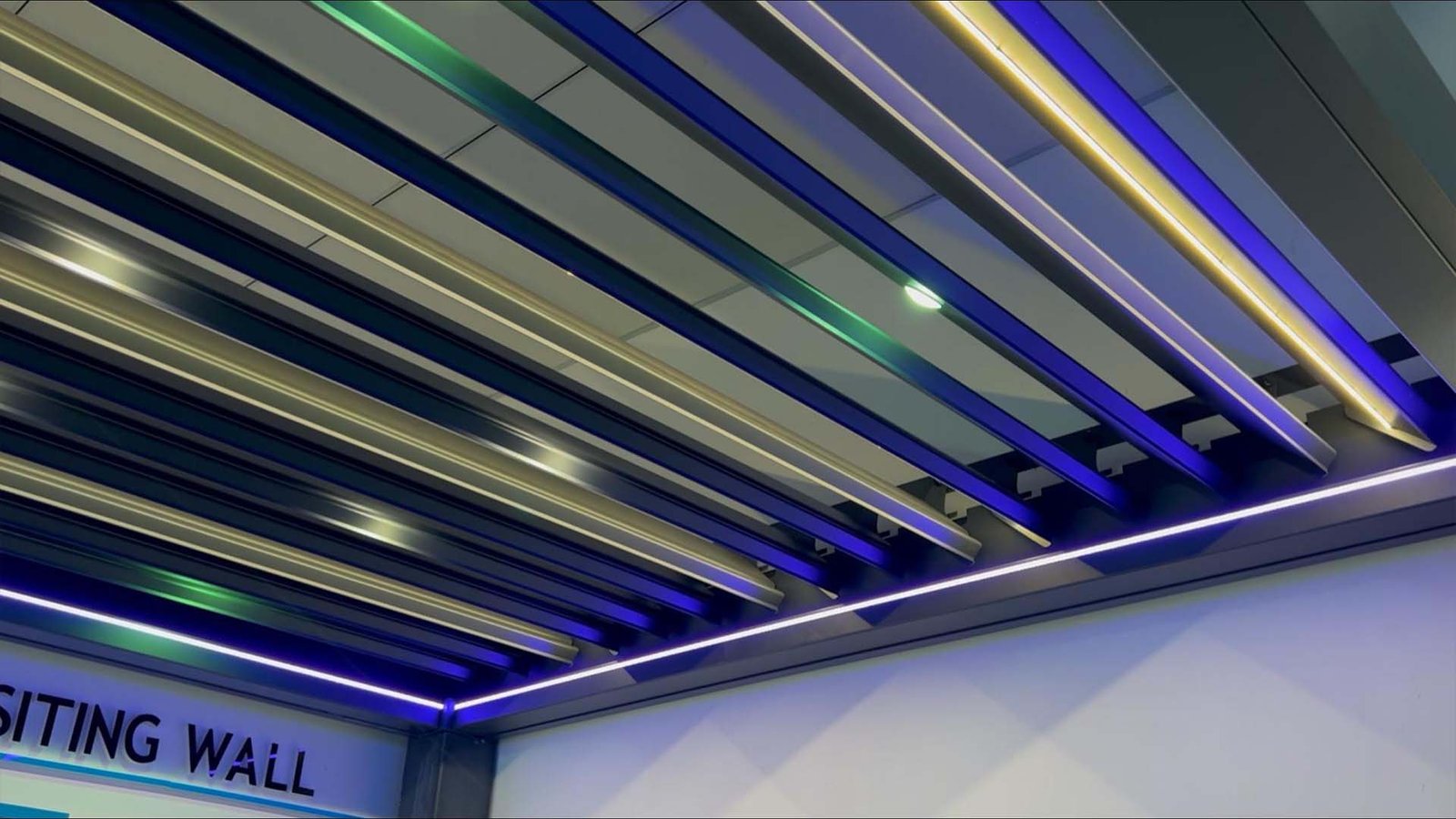 Adjust the louvers through the pergpla control system