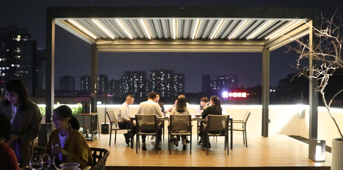 Sun sensor-triggered dusk transition: as ambient light falls below the threshold, the control system activates the pre-configured evening scene automatically.